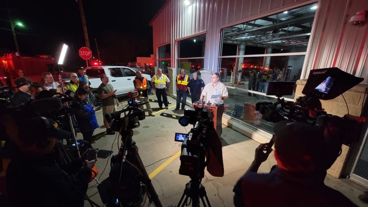 Bomberos y
<b> equipos de rescate en Jacksboro</b> dieron una rueda de prensa durante la noche para informar que
<b>hay cuatro personas con heridas leves</b>, tras el paso de un posible tornado.