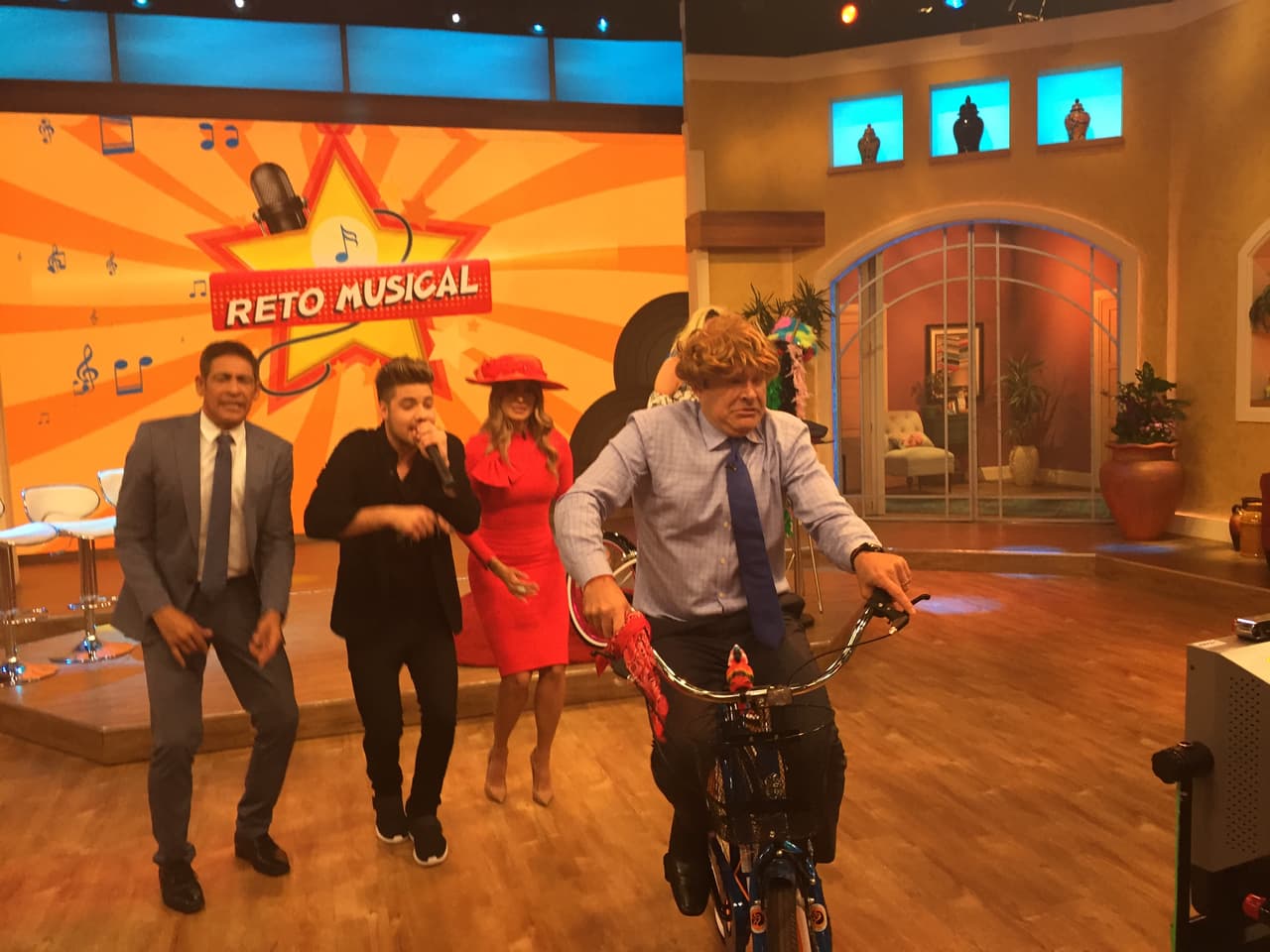 Al final del reto musical Alan salió pedaleando del set y estuvo a punto de chocar varias veces.