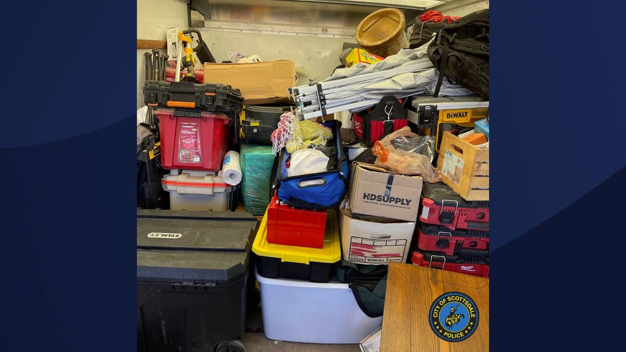 Cuando numerosas investigaciones condujeron a los mismos dos sospechosos, los detectives de varias unidades del la Sección de Delitos contra la Propiedad trabajaron juntos para poner fin a los robos, explicó la policía de Scottsdale en una
<a href="https://www.facebook.com/ScottsdalePD/posts/260572389536346" target="_blank">publicación de Facebook</a>.