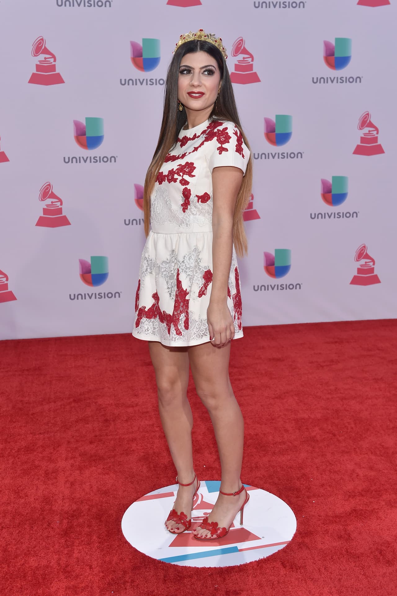 La puertorriqueña parecía una princesa con el corto vestido bordado que portó y que acompañó con una corona, como se debe.