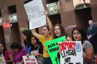 Un grupo de activistas protesta contra la política de deportaciones del gobierno de Barack Obama.