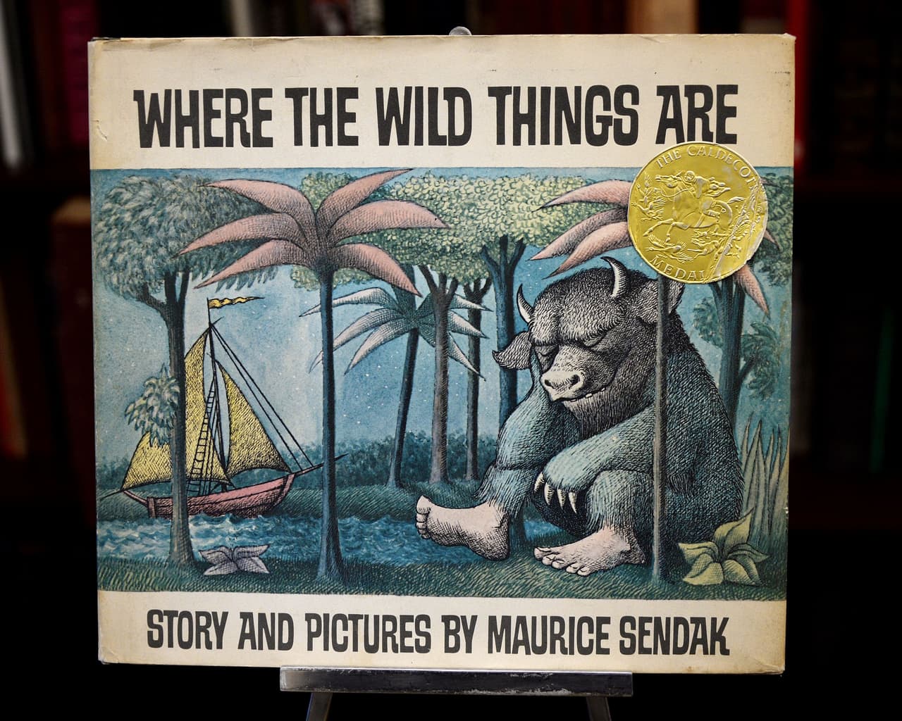 <h3 class="cms-H3-H3">9. Libro: Where the Wild Things Are, Primera Edición de 1963</h3>
<br>
<br>La primera edición del popular libro “Where the Wild Things Are”, lanzado en 1963, se cotiza por 25,000 dólares. Los libros que alcanzan este precio deben tener el número 63-21253 de la Librería del Congreso, los códigos 40-80 y 1163 al frente y no deben tener una mención en la parte trasera sobre el Caldecott Award. 
<br>