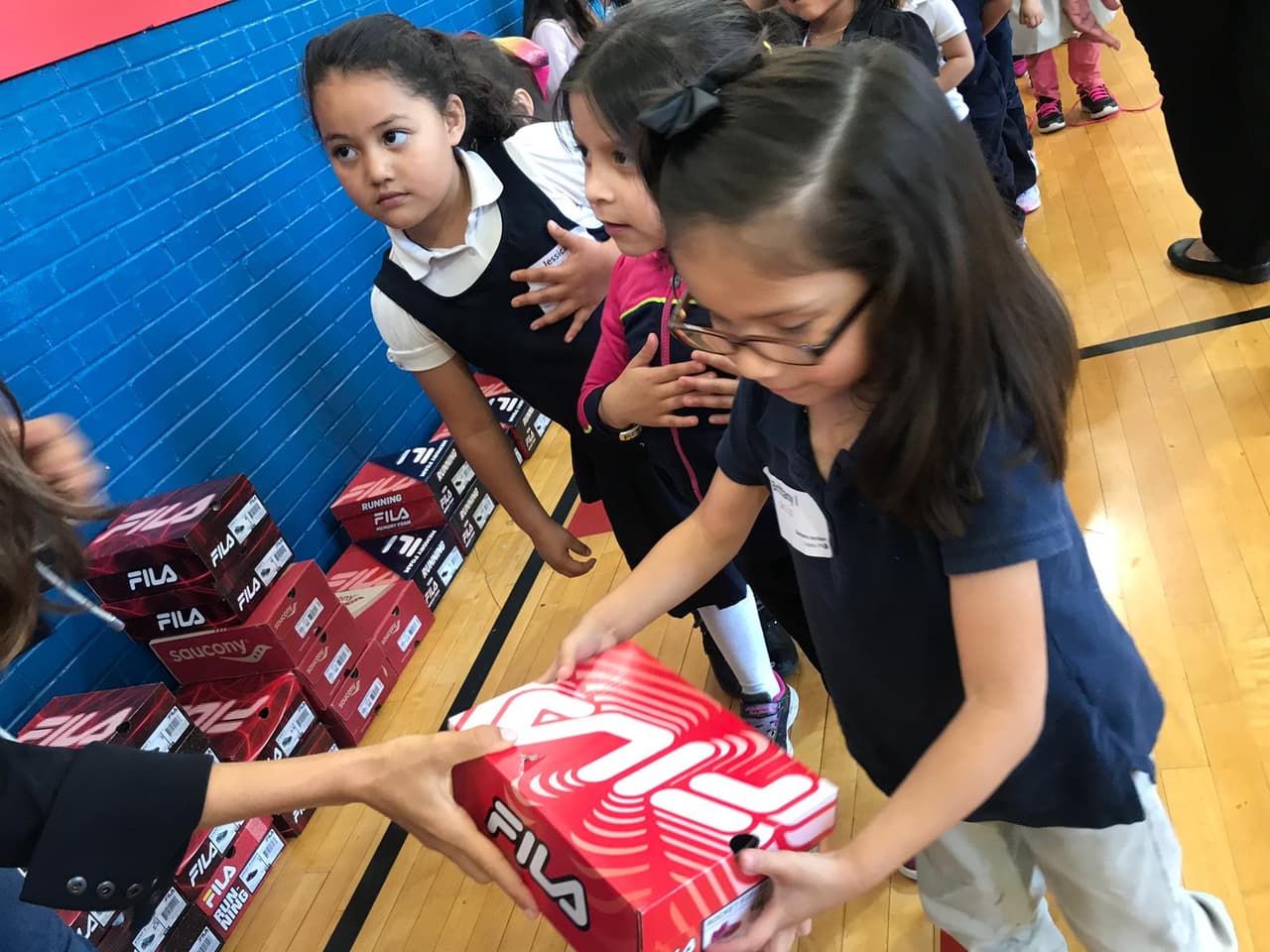 Los estudiantes de Barbara Jordan Elementary recibirán un nuevo par de zapatos y calcetines donados por Shoes That Fit y Bosse Companies.