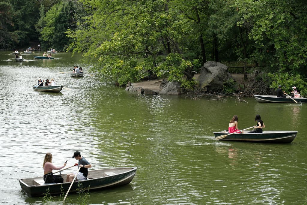 Una de las áreas favoritas del Central Park es The Lake, el lago más grande, 
<b>Jacqueline Kennedy Onassis Reservoir</b>, contiene mil millones de galones de agua y cubre un área enorme de más de 100 acres. 
<br>