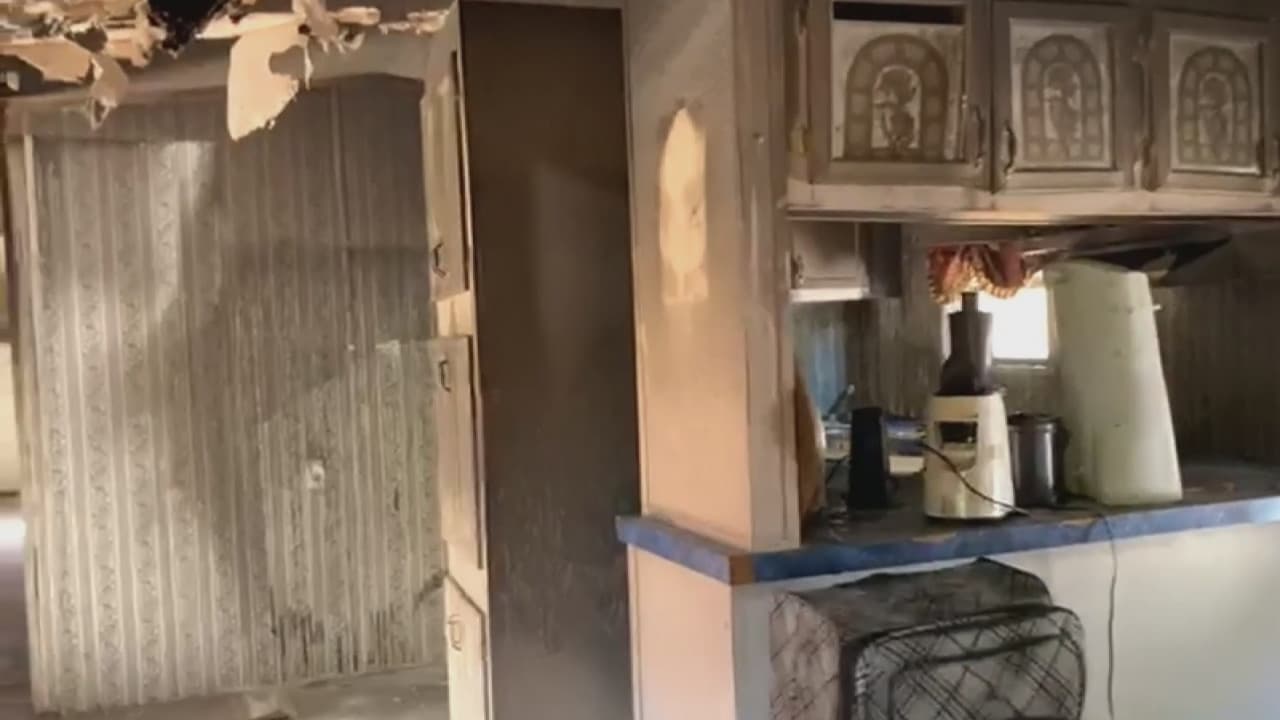 El hogar de una familia quedó severamente afectado por un incendio, y ahora piden ayuda para recuperar algo de lo que perdieron debido a que no contaban con seguro de incendios. Expertos dan algunos consejos para prevenir incendios y señalan la importancia de tener un seguro adecuado.