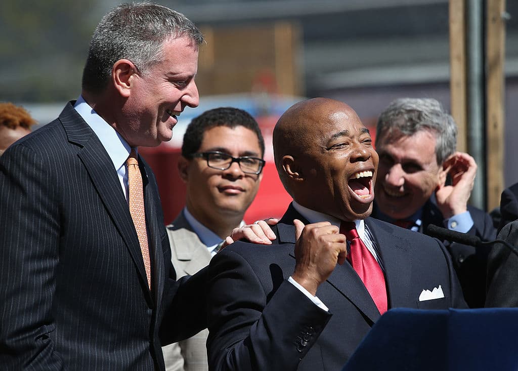 Cinco cosas que diferenciarán a Eric Adams de Bill De Blasio en la alcaldía de Nueva York