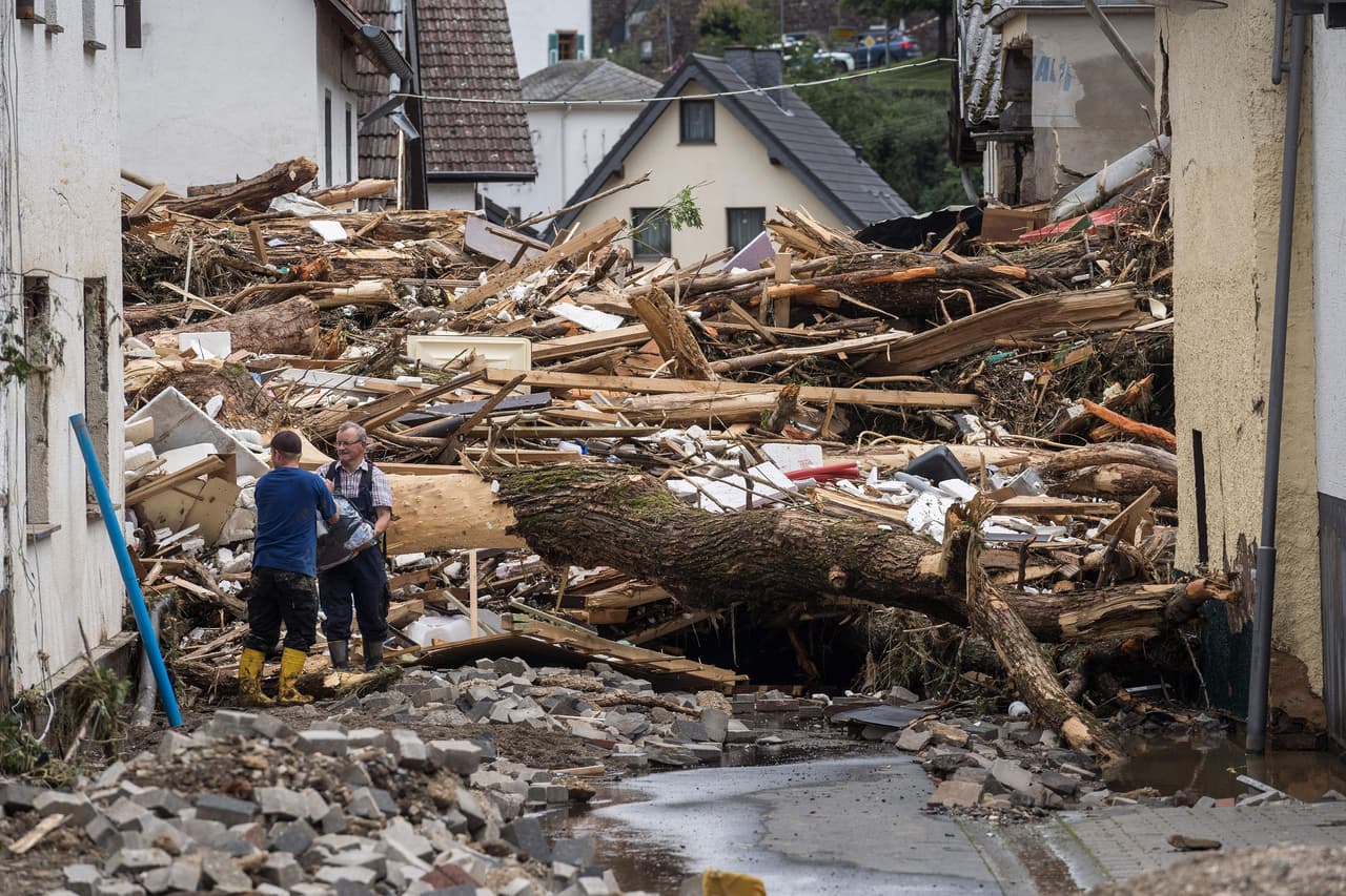 <b>Inundaciones históricas en el centro de Europa.</b>
<br>
<br>El 15 de julio unas inusuales y copiosas lluvias causaron inundaciones que tomaron desprevenidos a los habitantes de varias regiones del oeste de Alemania, Bélgica, Luxemburgo y Países Bajos, dejando a su paso destrucción y desesperación.
<br>
<br>Más de 200 personas fallecieron y cientos continúan desaparecidas en una tragedia que las autoridades atribuyen a las 
<a href="https://www.univision.com/noticias/mundo/inundaciones-europa-muertos-desaparecidos-alemania-belgica"><u>variaciones del clima que ha causado el calentamiento del planeta</u></a>.
<br>
<br>
<a href="https://www.univision.com/noticias/mundo/inundaciones-europa-alemania-antes-y-despues-fotografias-interactivas"><u>Vea aquí el antes y después de las inundaciones en el centro de Europa en estas fotografías interactivas</u></a>
<br>
