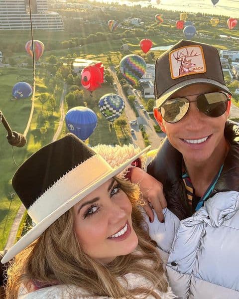 “Eso también lo he oído, como si vivieran en nuestro espacio. No, no, no [tenemos una relación abierta], ni soy alguien que estaría de acuerdo con tenerla. A lo mejor me dirán ‘chapada a la antigua’, pero yo sí prefiero no estar”, explicó. 
<br>