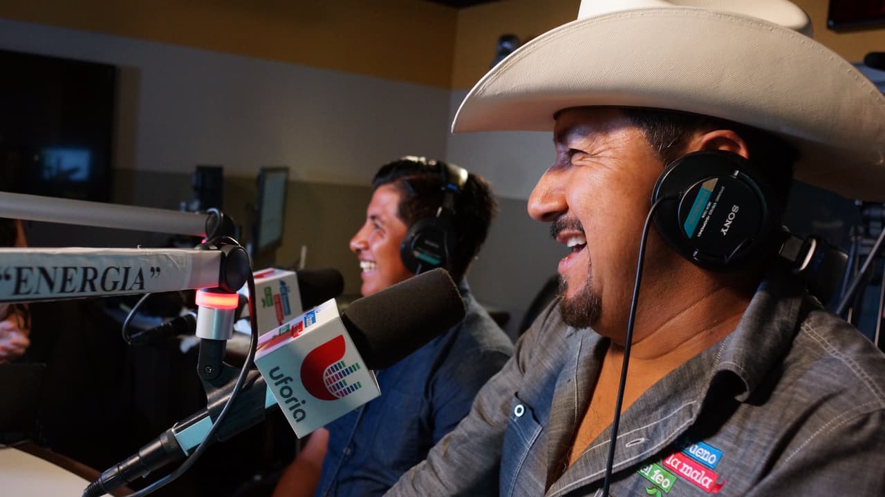 Así fue la visita de
<a href="http://www.univision.com/los-angeles/kmex/noticias/sucesos/si-no-moves-el-carro-te-lo-muevo-yo-la-amenaza-que-cumplio-el-peaton-que-tumbo-el-carrito-de-un-vendedor-de-elotes">Benjamín Ramírez</a>, #ElElotero más famoso del mundo en
<a href="https://www.facebook.com/buenomalafeo/?fref=ts"> 'El Bueno, La Mala y El Feo'.</a>