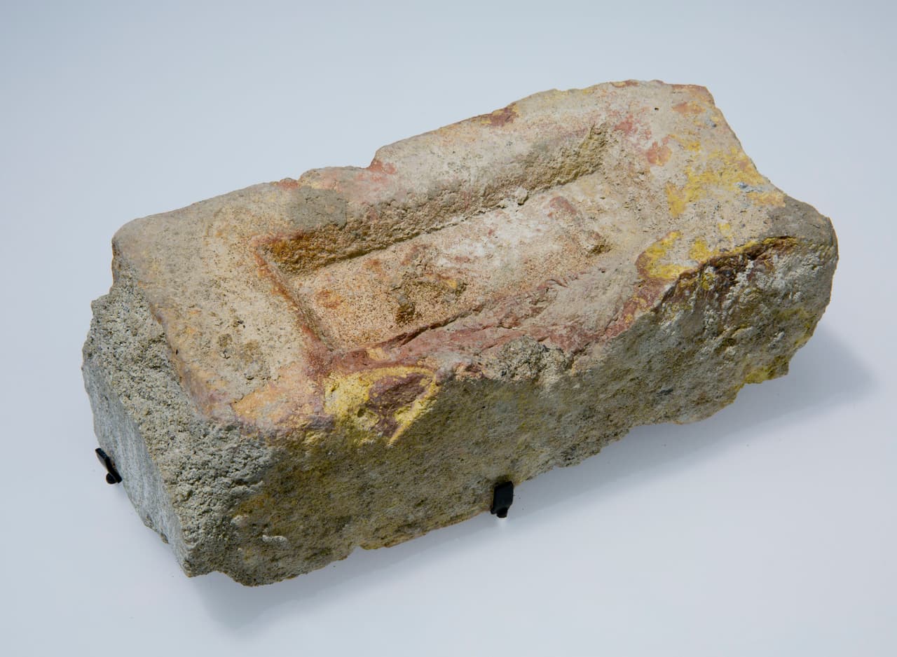 Un ladrillo extraído del complejo fortificado donde se escondía Osama Bin Laden en Abbottabad, Pakistán. Allí fue sorprendido por un equipo de SEAL de la Marina de Estados Unidos en 2011.
<br>
<br>El recorrido por el museo muestra grabaciones, fotografías, videos, objetos recolectados y testimonios de testigos que explican lo sucedido el 11 de septiembre, y sus consecuencias.
<br>