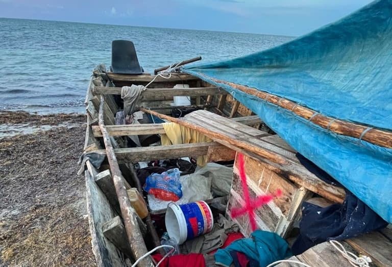 El velero de fabricación casera se fabricó con madera, reforzado con láminas metálicas y bloques de poliestireno. En el suelo había botellas de agua sin abrir y un cubo de la empresa estatal de gasolina Cupet.