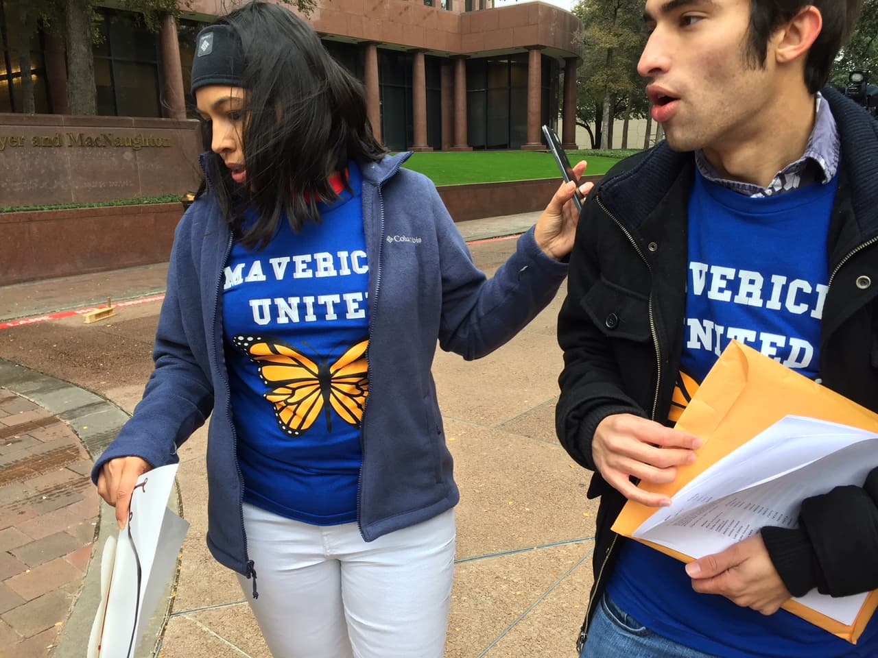 Entregaron más de 100 cartas y casi 600 firmas en la oficina del senador Cornyn, señaló uno de los organizadores.