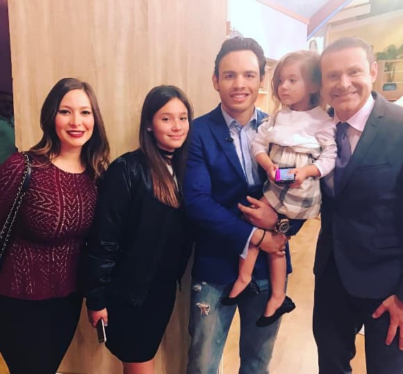 La familia de Julio César Chávez Jr. lo acompaña en todo momento. Aquí con su esposa e hija posaron con el querido Alan Tacher.