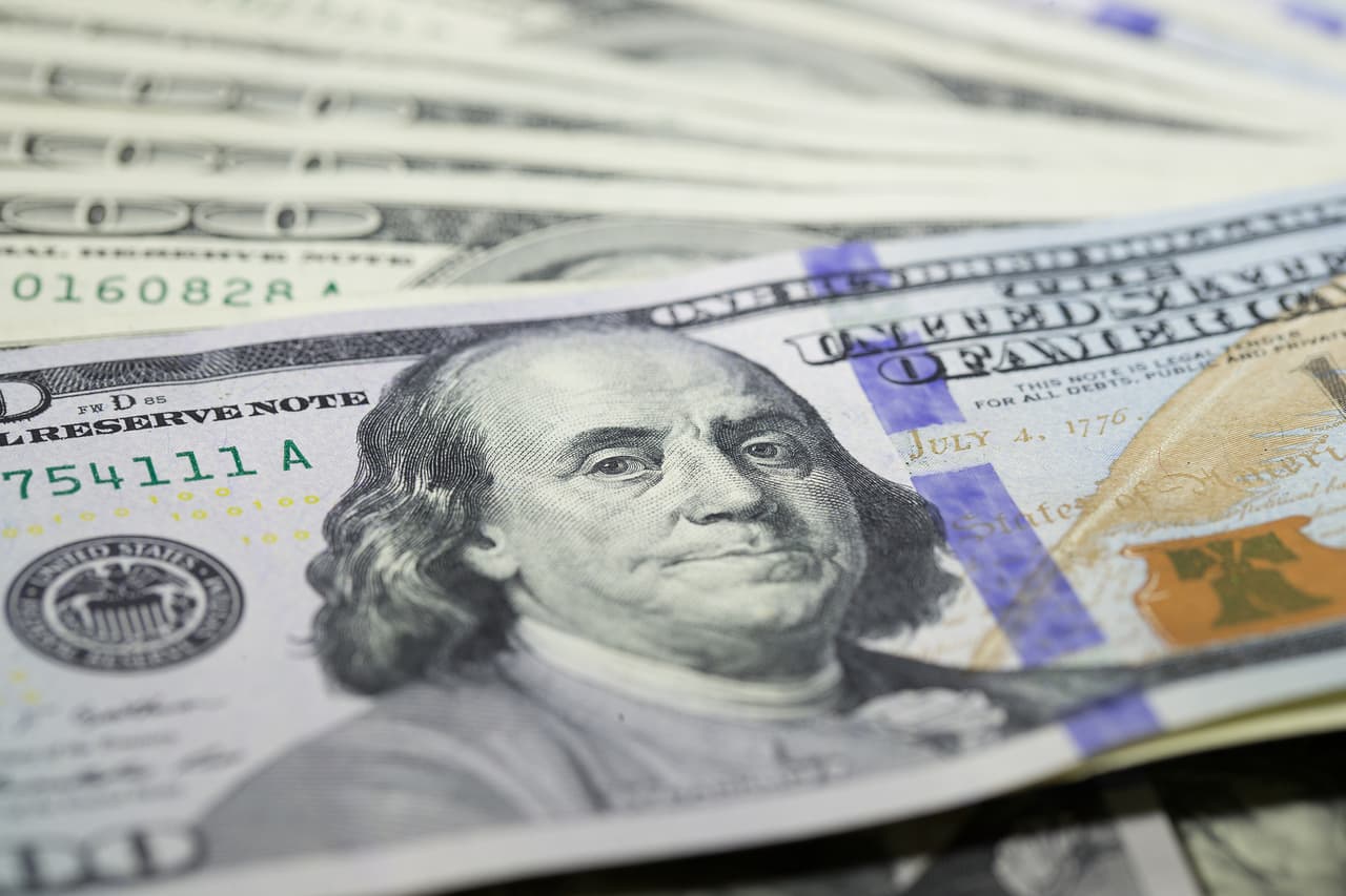 <b>Puesto 3. El papel moneda.</b> A lo largo de la historia el dinero tomó la forma de metales preciosos, monedas o materias primas como el ganado y otros alimentos. El inicio del billete marcó el comienzo de una nueva era: un mundo en el que un vale podía comprar bienes y servicios a pesar de no tener un valor intrínseco. Se usó ampliamente en China en el siglo IX, pero no apareció en Europa hasta finales del siglo XVII.