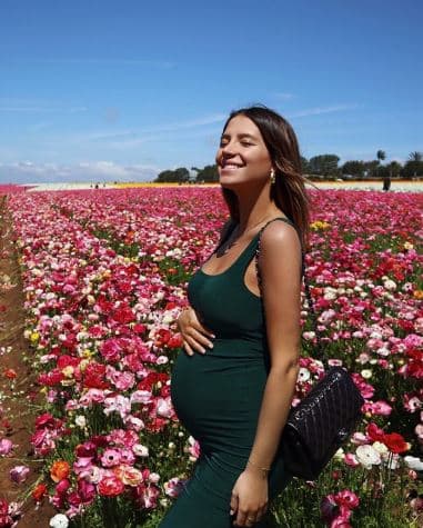 Pero también agregó:"[...] No hay necesidad de comentarios negativos. Si quiero mostrar mi cuerpo embarazada como es y después de tener un bebé durante 7 meses, puedo... No tienes que seguirme".