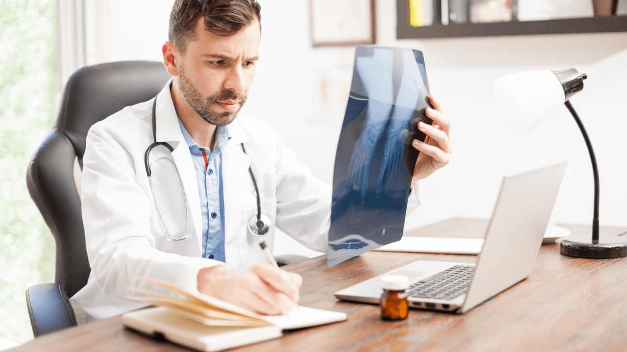 <b>Médicos de especialidad</b>
<br>Ingresos anuales promedio: $207,820
<br>Trabajadores en esta área: 2,330