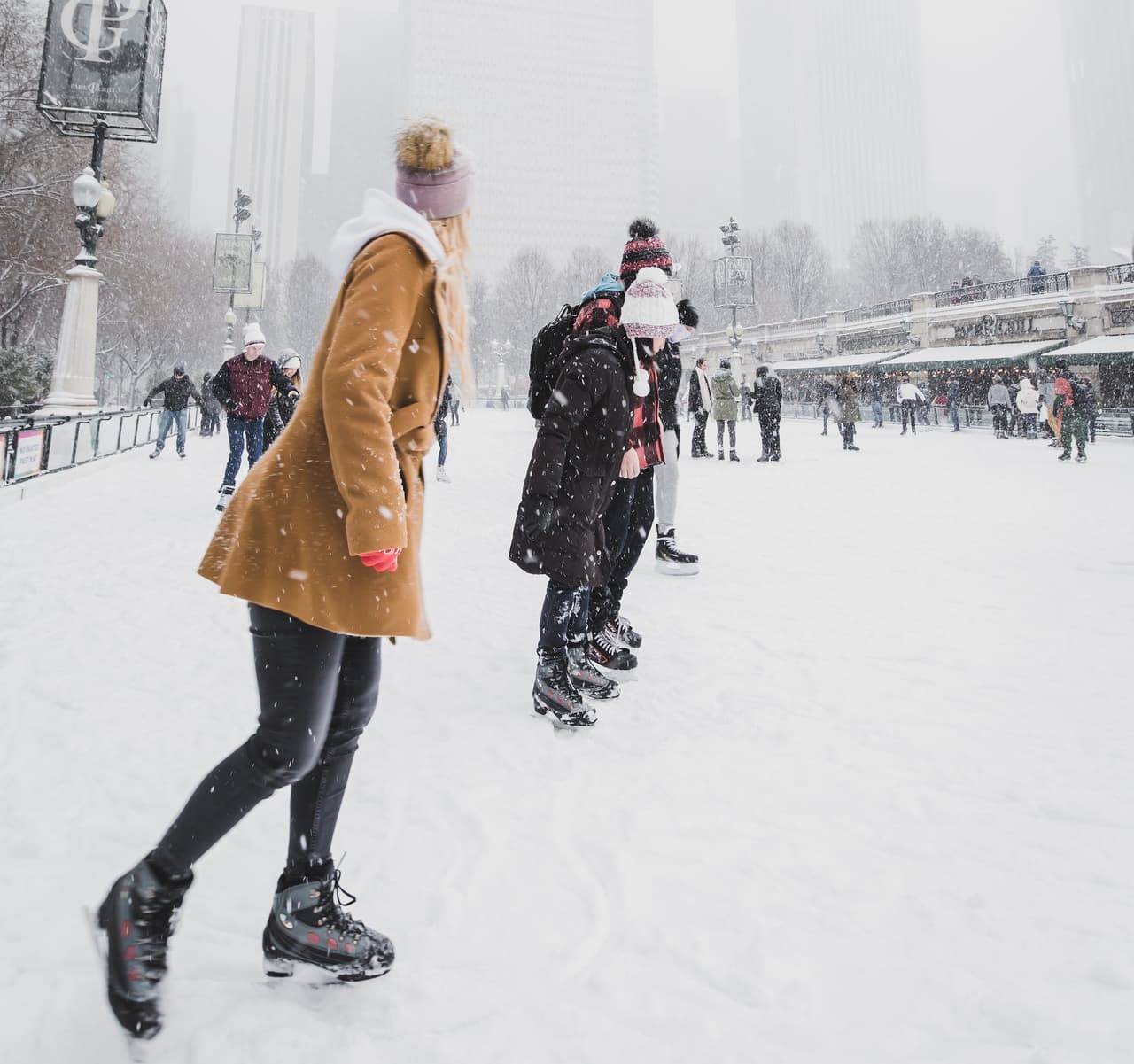 <a href="https://millenniumparkfoundation.org/programs/winter-ice-skating/">McCormick Tribune Plaza Ice Rink</a>
<br>Inaugurado el 15 de noviembre, la pista de hielo McCormick Tribune Plaza es gratuita y abierta al público. Por supuesto, los alquileres de patines de hielo cuestan una pequeña tarifa.