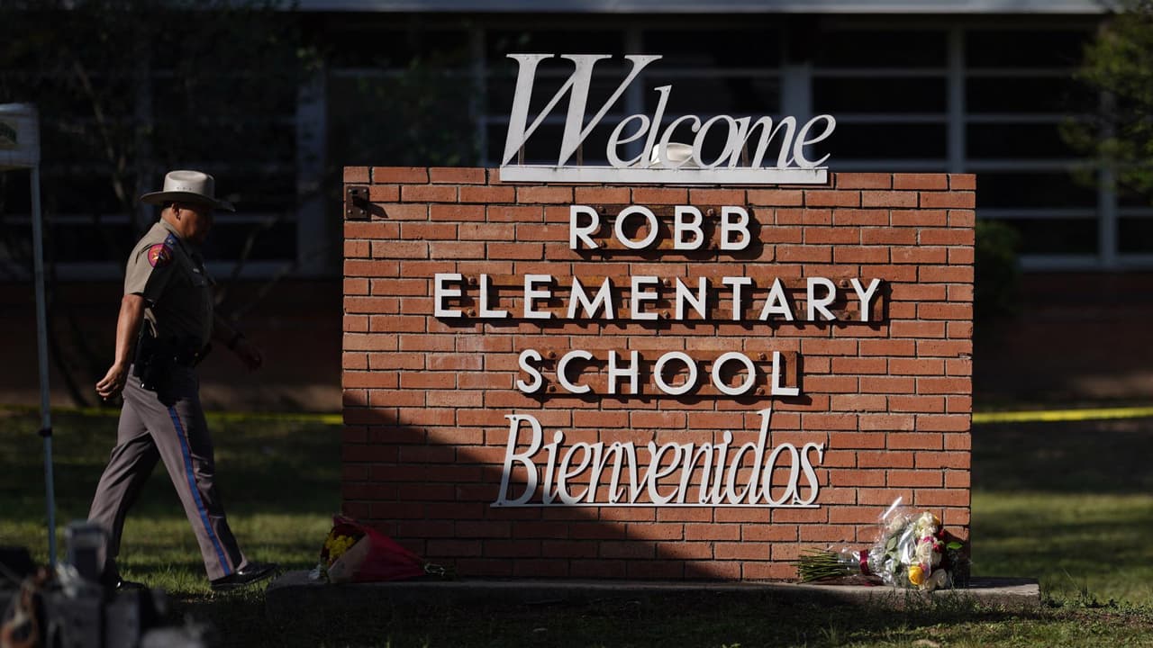 Video muestra a padres desesperados tratando de entrar a la primaria de Uvalde ante "inacción" de la policía