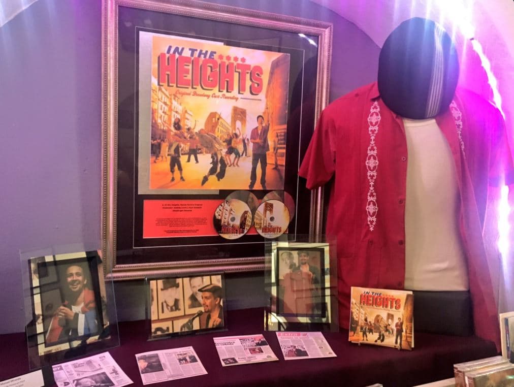 Colocó esta foto de memorabilia relacionada con su primer éxito en Broadway, 'In the Heigths'.