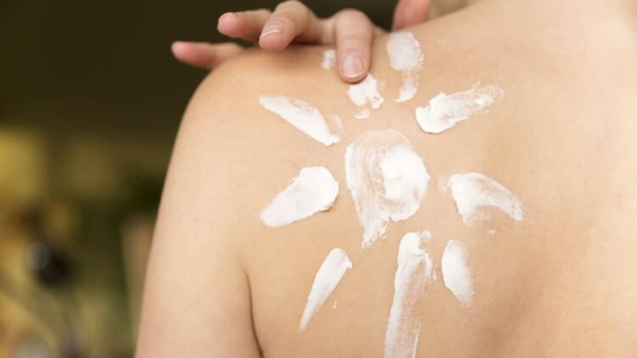 <b>Toma baños o duchas frías </b>frecuentes para ayudar a aliviar el dolor. Tan pronto como salgas de la ducha, seca suavemente, pero deja un poco de agua en la piel. Luego, 
<b>aplica una crema hidratante</b> para ayudar a atrapar el agua. Esto puede ayudar a aliviar la sequedad.