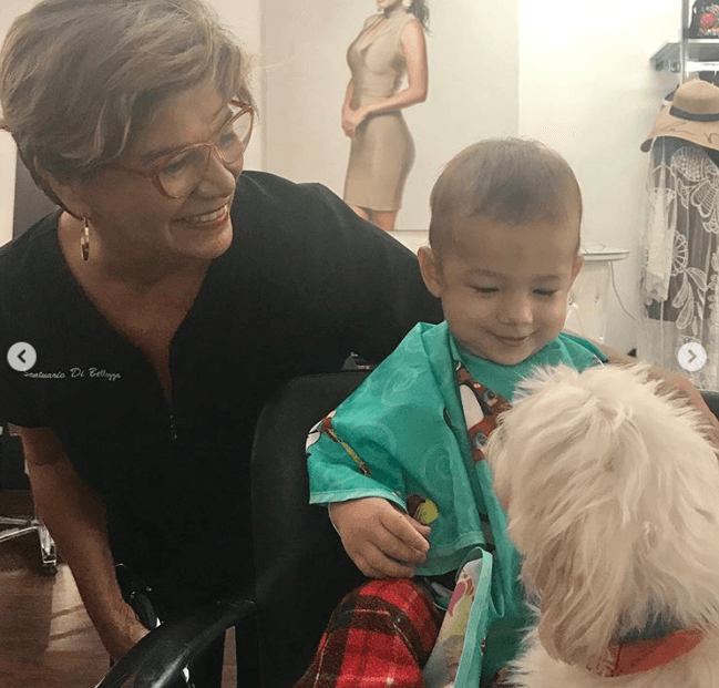 Pacientemente, María (mamá de Karla Martínez) espera a que Liam se entretenga con un cachorro para comenzar a darle forma a su cabello.