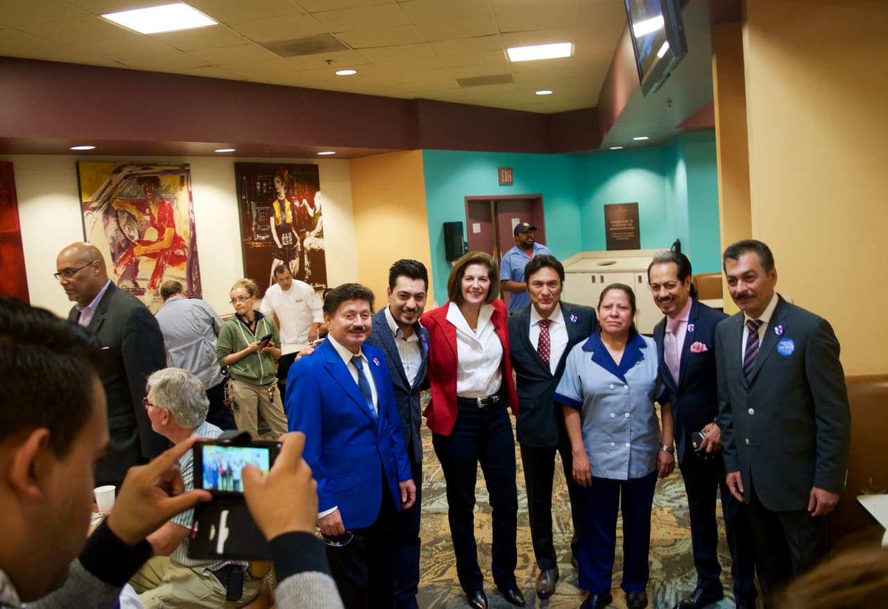 Catherine Cortez Masto en su recorrido por los hoteles con los Tigres del Norte.