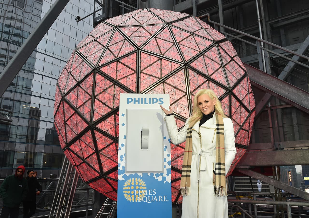 Jenny McCarthy lista para el conteo de fin de año.