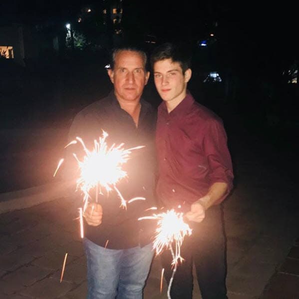 "Incluso, mi hijo tampoco, porque mi hijo tampoco es Salinas, es Valdés Haza, es hijo mío y de ella. Y está en Toronto (Canadá), ni siquiera vive aquí (en México)", recalcó.