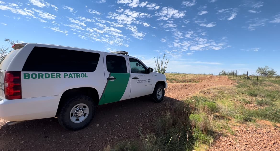Salimos a recorrer el área de Sasabe, al suroeste de Tucson, por donde han cruzado cientos de familias con niños y menores solos. Nos acompañó un agente de la Patrulla Fronteriza.