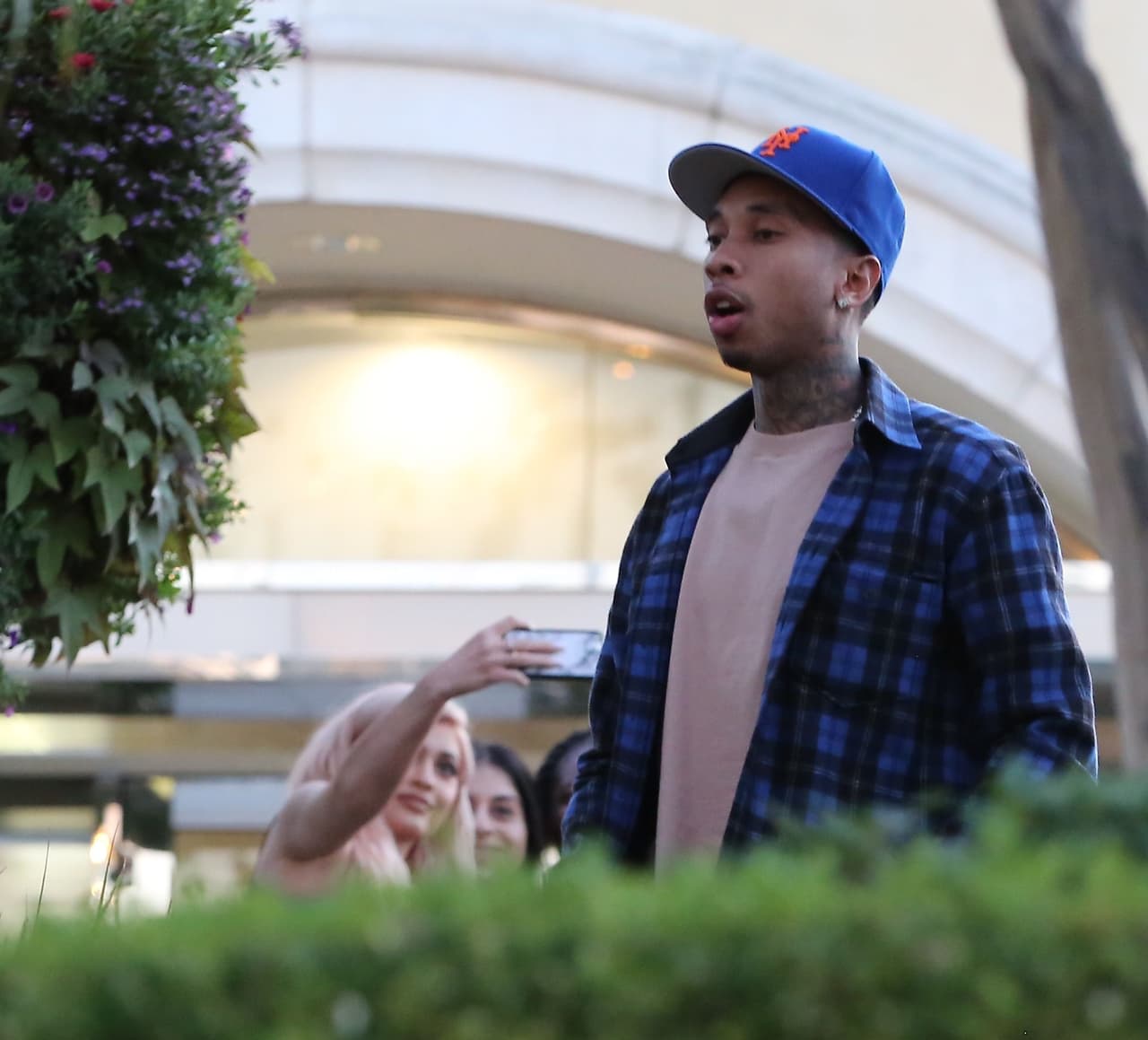 El rapero esperaba mientras ella se sacaba fotos con fans.