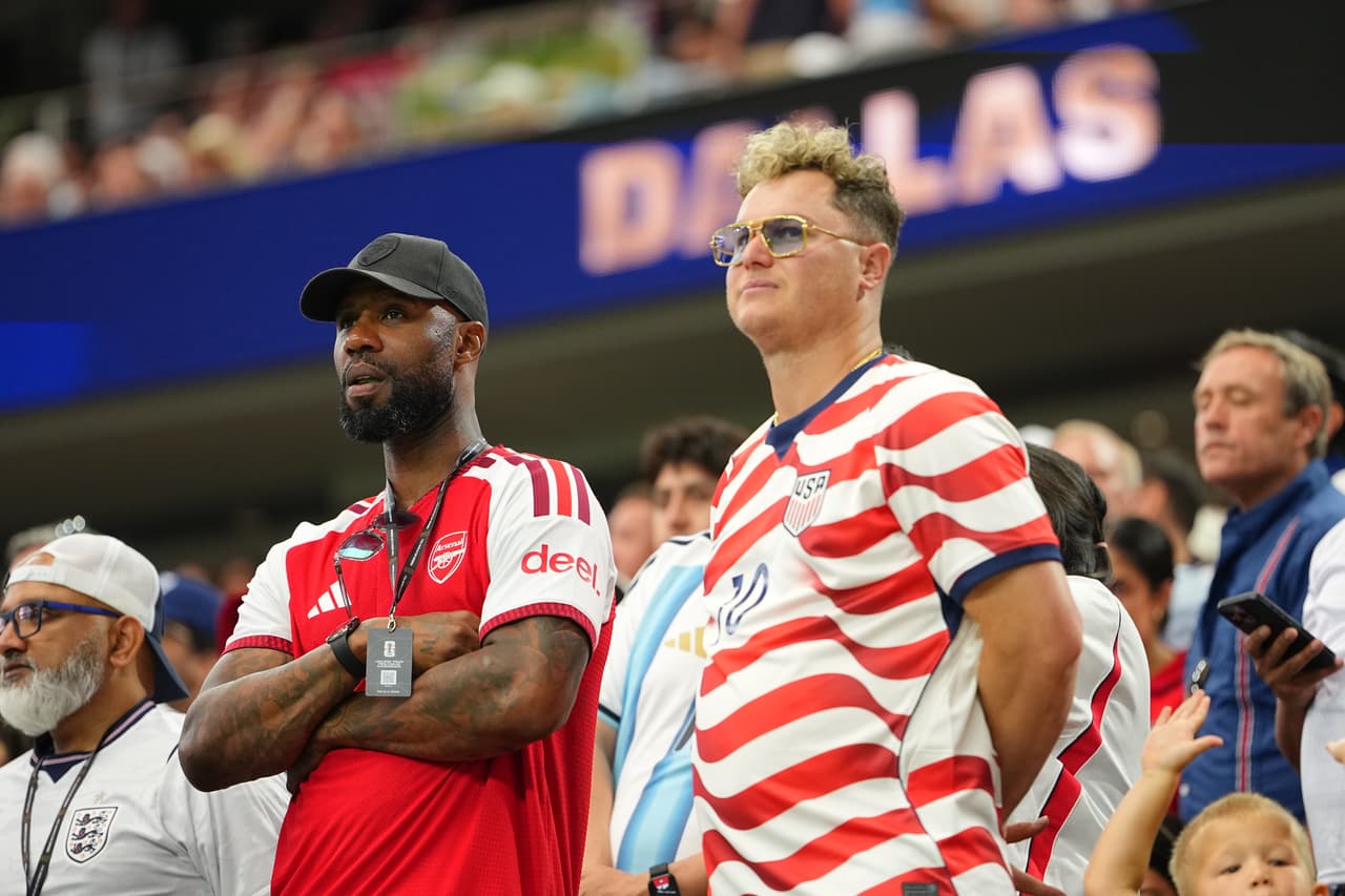 Los jugadores de béisbol profesional Jason Heyward (izquierda) y Joc Pederson observan el partido del Grupo L de la Copa del Mundo de fútbol entre Inglaterra y Croacia en Arlington, Texas.