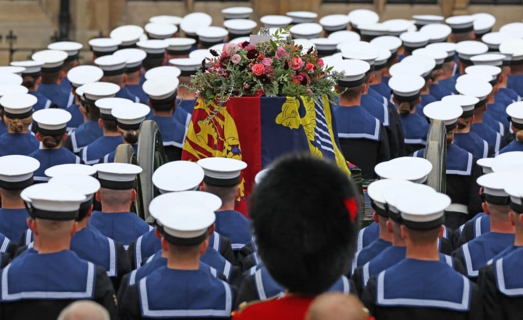 <h3 class="cms-H3-H3">Un carro que no fue llevado por caballos</h3>
<br>
<br>El féretro de
<a href="https://www.univision.com/noticias/mundo/en-vivo-funeral-estado-reina-isabel-ii-streaming">la reina Isabel II</a> fue trasladado hasta la Abadía de Westminster, lugar de su funeral, en una '
<b>cureña'</b>, un histórico carro de la Marina Real reservado para funerales de Estado. ¿Por qué no fue tirado por caballos? La tradición de la 'cureña' data de 1901, por el funeral de la reina Victoria, cuando el carro era llevado por caballos que estaban 'asustados' al punto que se temió que hicieran caer el féretro, indican medios.
<br>
<br>Por ello, explica el medio británico BBC, desde entonces es llevado por marinos de la Marina Real. El carro tiene 123 años de antigüedad y ya ha trasladado los féretros de cinco monarcas en total:
<b>Victoria, Eduardo VII, Jorge V, Jorge VI e Isabel II</b>.