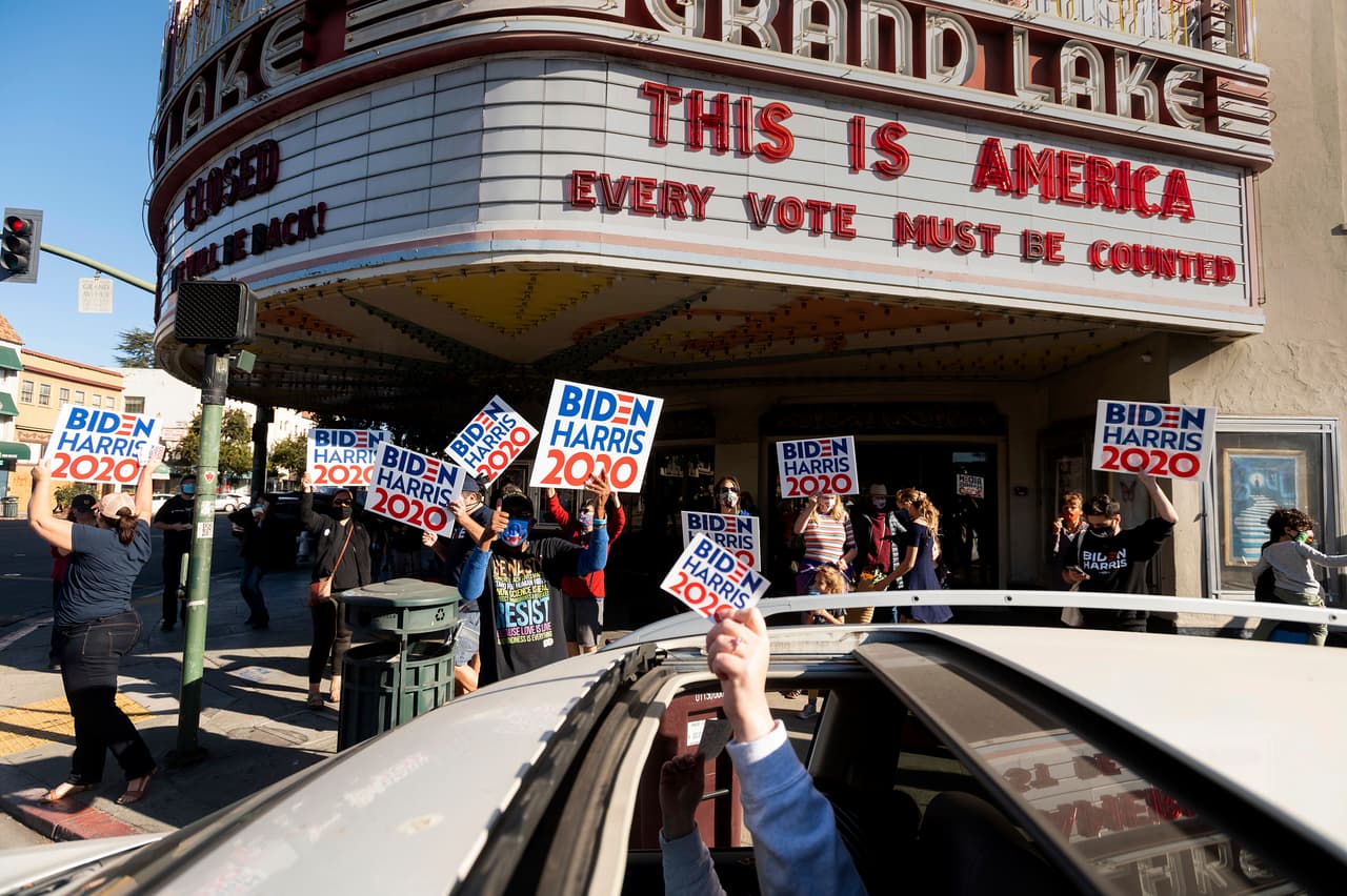 Del otro lado del país, en California, muchos han salido a las calles para celebrar. En la fotografía los partidarios de Biden en las calles de Oakland.