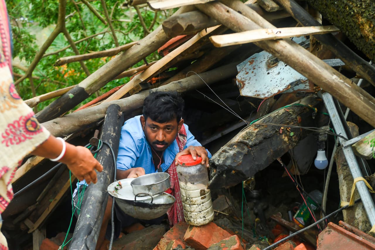 Residentes de Midnapore rescatan sus pertenencias de las ruinas de sus casas, luego del paso del ciclón Amphan por Bengala Oriental, India. Unas ocho decenas de personas murieron por el paso destructivo del superciclón, y al menos 72 de estas víctimas vivían en esta región del noreste de India.
