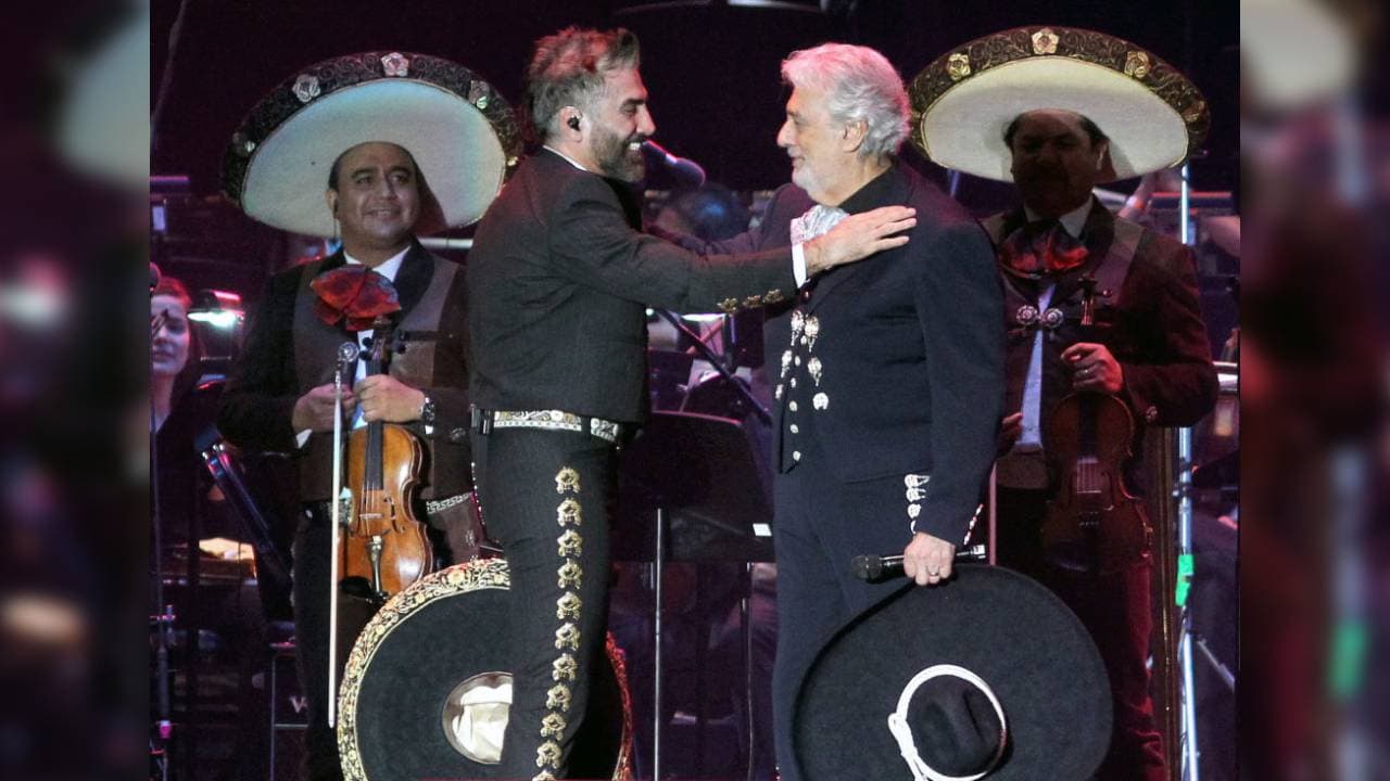 Afortunadamente, el cantante de ópera, productor, compositor y productor español ya recibió su alta tras ser tratado por coronavirus. Ahora pasa los días en recuperación en Acapulco.