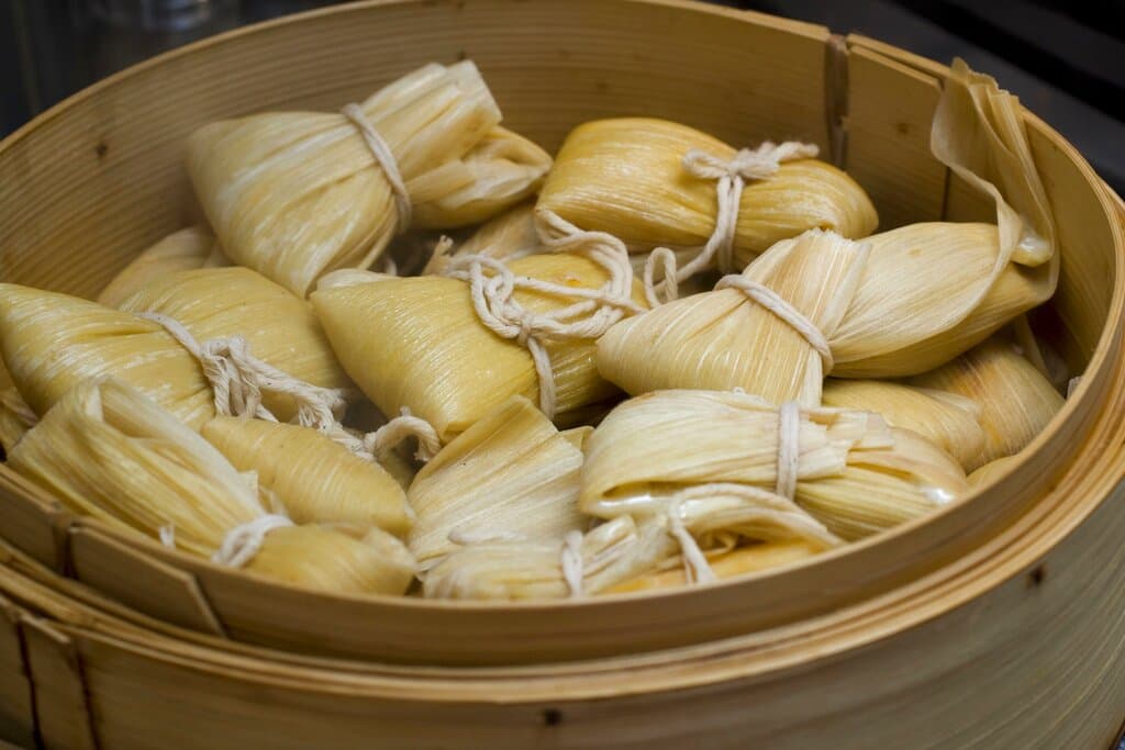 <b>Tamales</b>
<br>Aprovechando su cercanía con México, la cocina de Arizona ha adoptado diferentes platillos típicos de este país como son los tamales, una alimento de masa de maíz, relleno de diversos ingredientes que lo vuelve versátil, delicioso e ideal para las festividades.