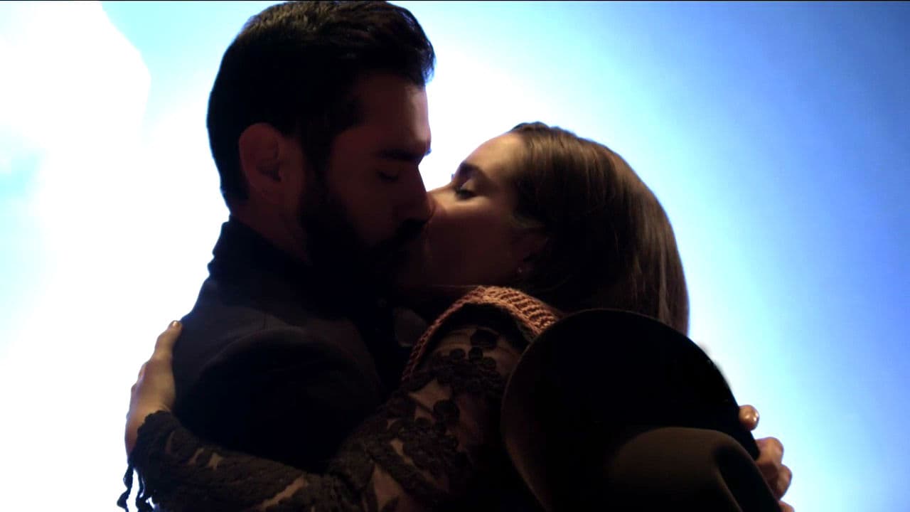 Sin embargo, el corazón de Laura sólo pertenecía a
<b><a href="http://www.univision.com/novelas/la-doble-vida-de-estela-carrillo/david-zepeda-es-ryan-cabrera-en-la-doble-vida-de-estela-carrillo">Ryan</a></b>, con quien comenzó un apasionado romance.