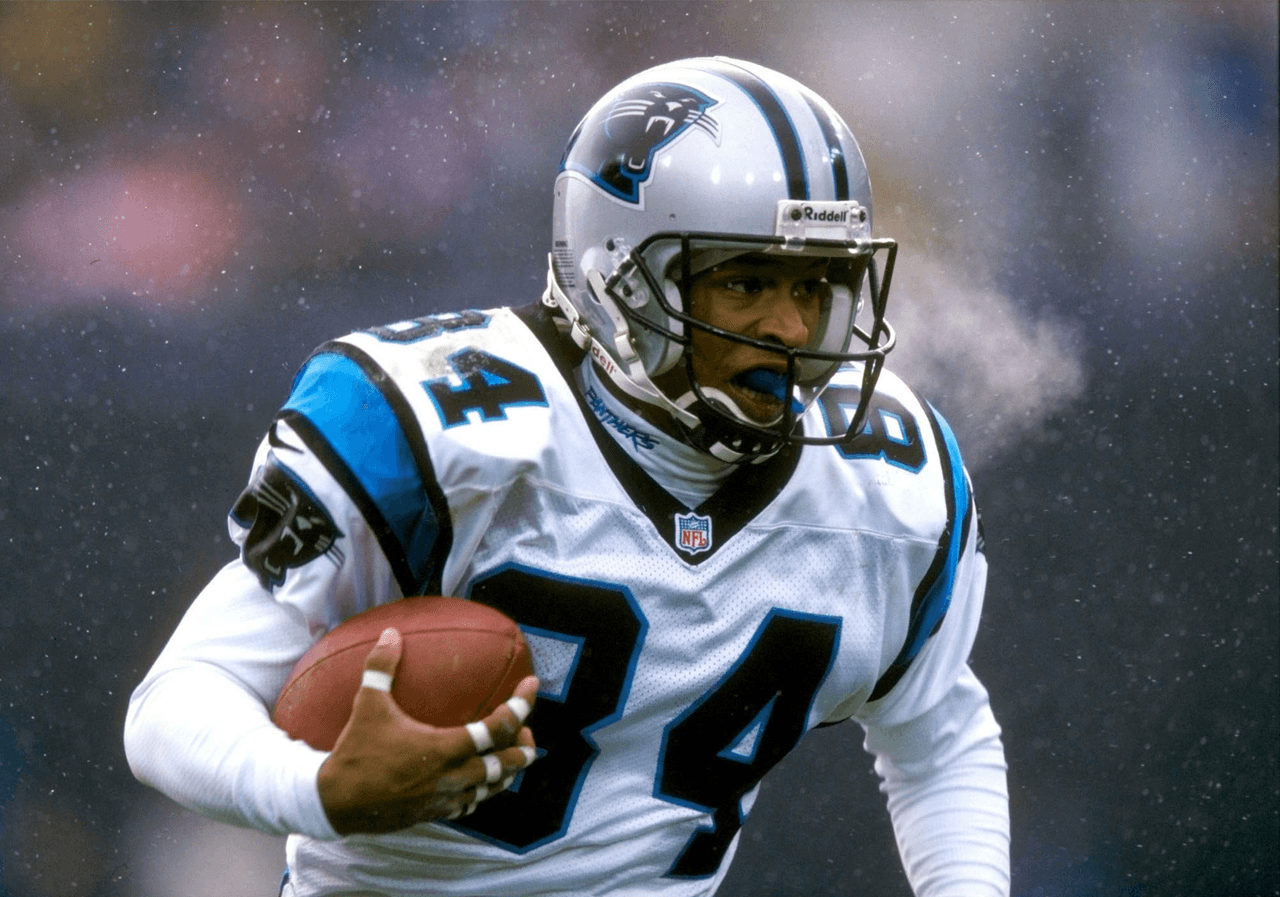 Rae Carruth, receptor de los Carolina Panthers se enfrentó cargos de homicidio por disparar a su novia quien estaba embarazada; lo arrestaron mientras se escondía en la cajuela de un auto.