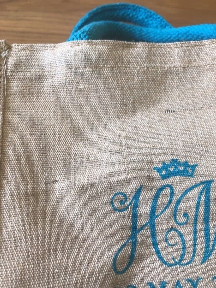 Encandilados con los artículos del 'goody' bag, cientos de personas se volcaron a eBay para colocar sus apuestas y ver si se hacían de un recordatario de la boda real británica más comentada en tiempos recientes.