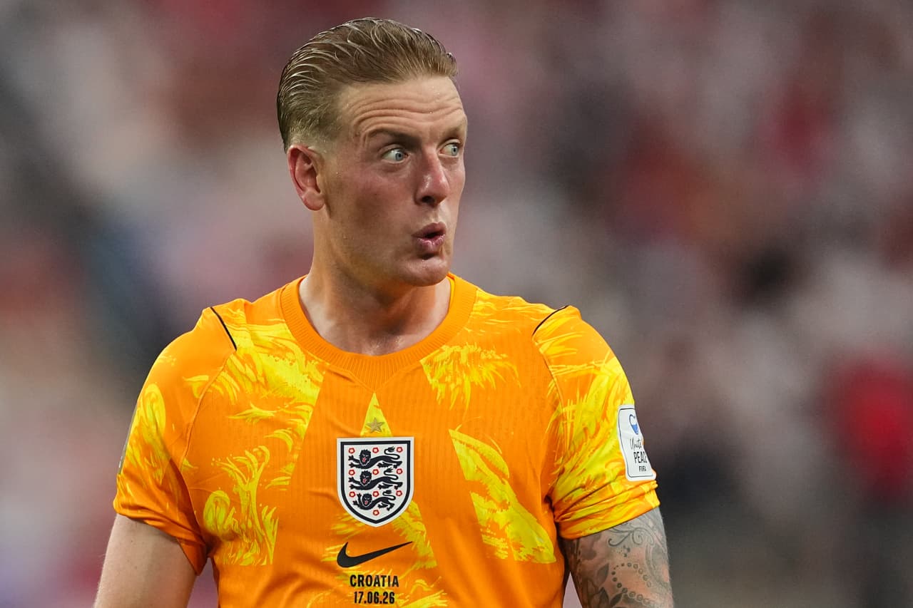 El portero de Inglaterra, Jordan Pickford, reacciona después de que su compañero Harry Kane marcara un gol durante el partido de fútbol del Grupo L de la Copa del Mundo entre Inglaterra y Croacia en Arlington, Texas.