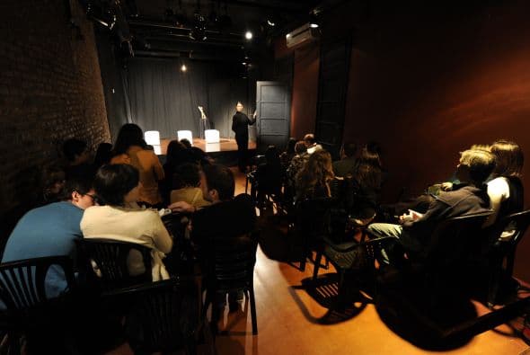 Todo a pulmón, podría sintetizarse la disposición de los artistas a asumir roles fuera de la actuación para mantener un espacio propio o alquilado y poner a prueba su vocación ya sea en una casa antigua, un galpón o un antiguo taller de cualquier barrio de Buenos Aires, donde en promedio hay una sala teatral por kilómetro cuadrado.