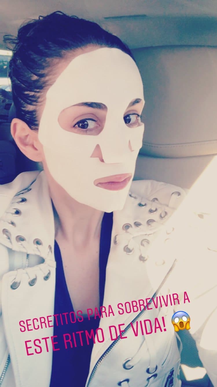 A través de Instagram, la conductora reveló su "secretito" para aguantar el intenso ritmo de vida que lleva y se mostró usando una mascarilla.