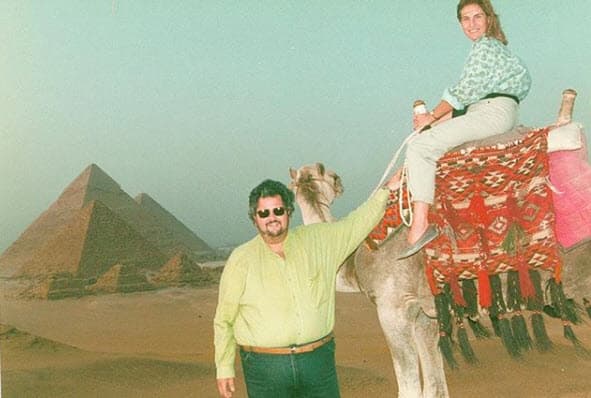 El pasado 21 de junio celebró el cumpleaños de su esposa Mily con esta especial fotografía en Instagram: "Hoy es el cumpleaños de mi Milon y esta foto es de nuestro primer viaje juntos a Egipto en el año 1992. Muchas felicidades Mily y sabes que te adoro. Besos".