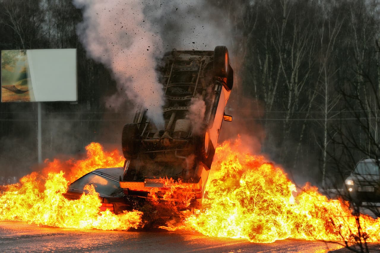 <b>Los autos explotan al chocar</b>
<br>Esta falsa creencia se la debemos a las películas de Hollywood en las que después de una persecución un auto siempre choca y explota. Combustibles como la gasolina son volátiles al encenderse (puede haber un accidente con combustible regado y encenderse por causa de alguna chispa), pero no explotan después de un impacto.
<br>Los autos modernos tienen mecanismos de seguridad para que en caso de accidente se corte de inmediato el suministro de energía y se reduzca la posibilidad de que alguna chispa prenda el combustible regado.
<br>Tampoco creas el mito ideado por Hollywood según el cual un disparo de un arma de fuego al tanque de un auto lo hará explotar. No hay suficiente oxígeno dentro del depósito como para que esto suceda; tendría que recibir varios disparos en un corto tiempo para encenderlo.