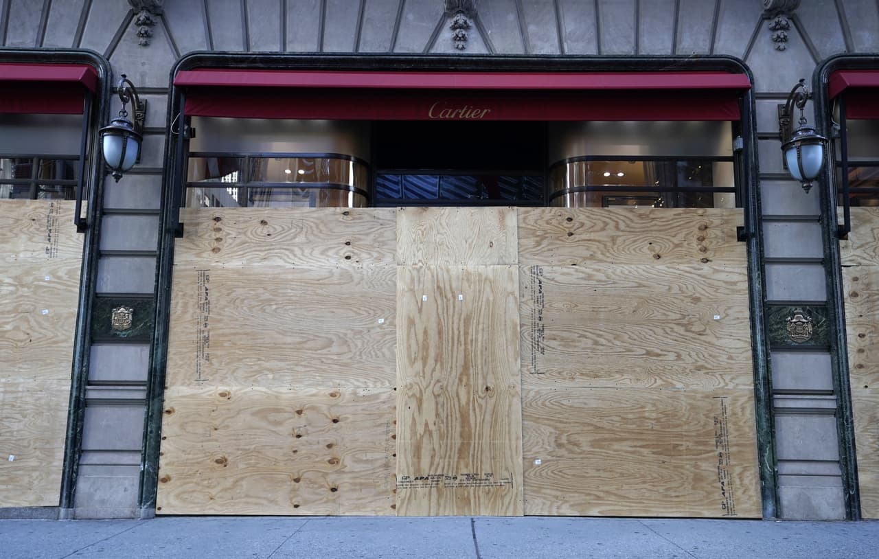 <b>Cartier.</b> Las tiendass abren con algunas reestricciones, como que tanto clientes y empleados deberán llevar el rostro cubierto. Hasta la Fase 2 no se permitirán compras dentro de las tiendas.