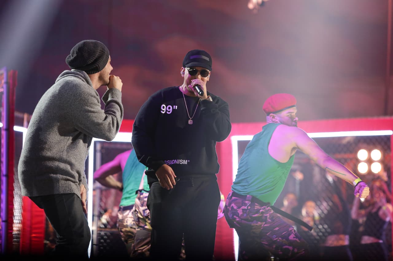 El suéter le permitía guardar en el bolsillo 
<b>su teléfono celular</b>,
<b> </b>aunque
<b> </b>-a diferencia de otros famosos que no pararon de revisarlo en las pruebas de sonido- lo mantuvo apagado casi todo el tiempo.