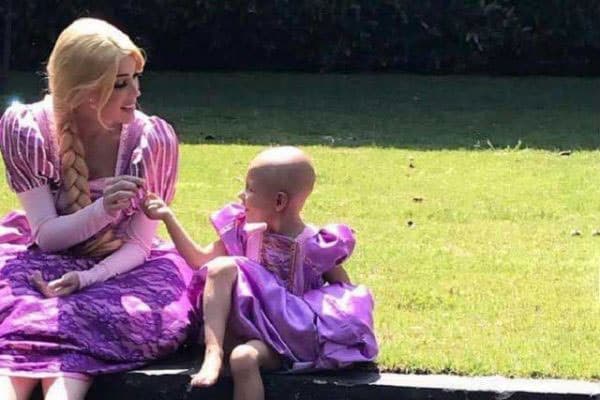 En el 2016
<b><a href="https://www.univision.com/temas/jacqueline-bracamontes"> Jacqueline Bracamontes</a></b> se caracterizó de 'Rapunzel' para convivir con una tierna niña que padece cáncer.