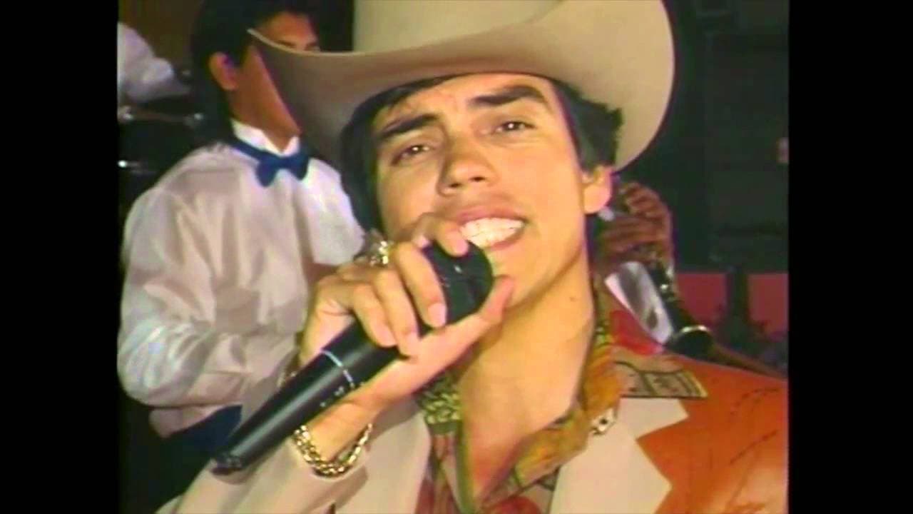 El 16 de mayo de 1992 el mundo grupero se cimbró al enterarse del
<b><a href="https://www.univision.com/entretenimiento/las-ultimas-horas-de-chalino-y-adan-sanchez-padre-e-hijo-unidos-por-su-tragica-muerte" target="_blank">asesinato del cantante de narcocorridos Chalino Sánchez</a></b>. Luego de su muerte circularon muchos rumores sobre quién fue la persona que lo mandó matar, y aunque en su momento se dijo que la policia seguía el rastro de los asesinos, esto nunca se confirmó.
