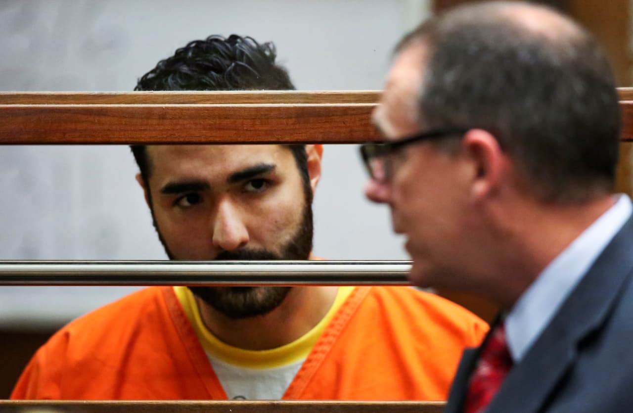 Expolicía de Los Ángeles es sentenciado a 40 años de prisión por asesinar en 2015 a un hombre fuera de un bar