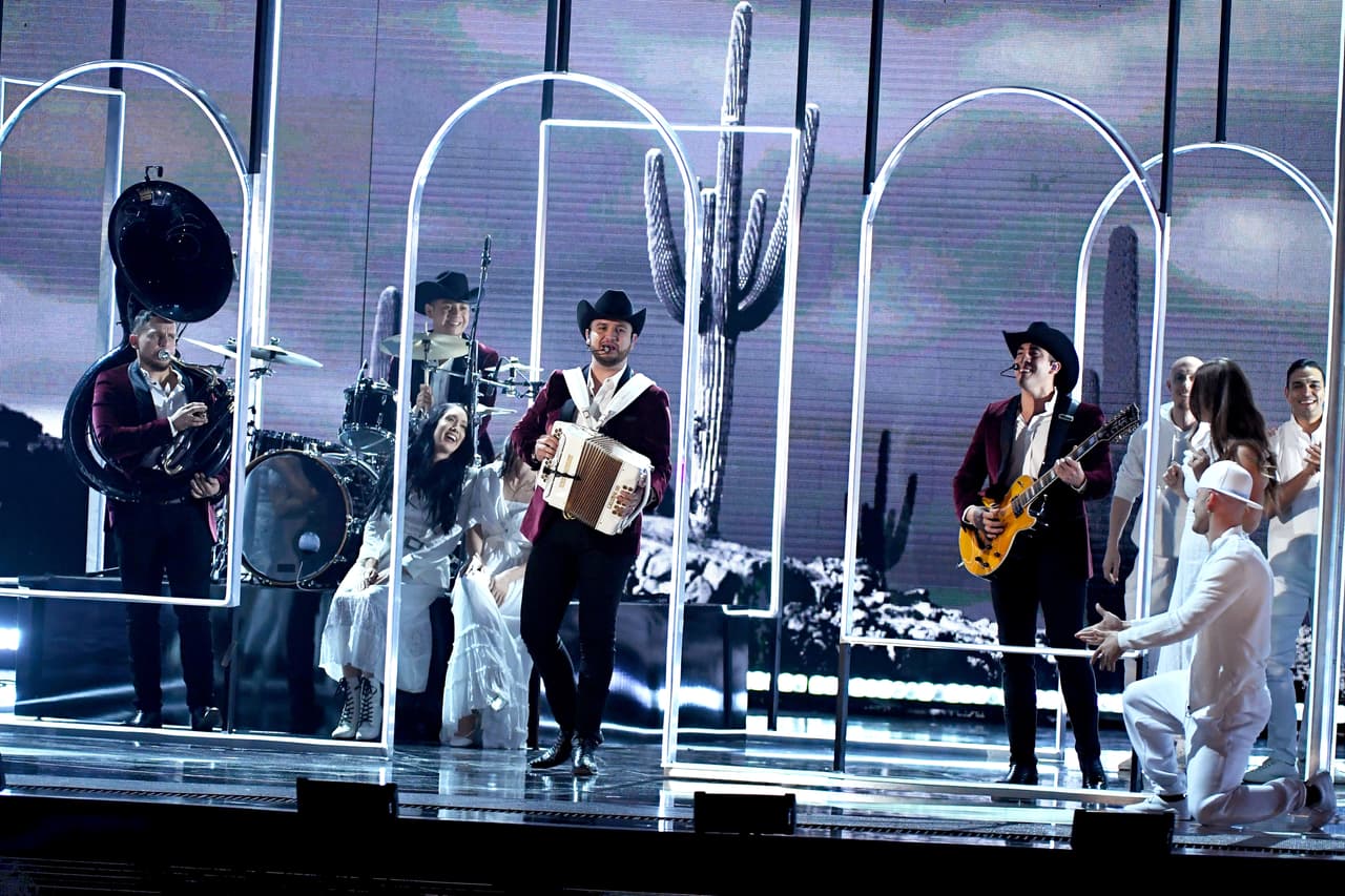 Calibre 50 interpretó 'El Corrido de Juanito' ante una conmovida audiencia.